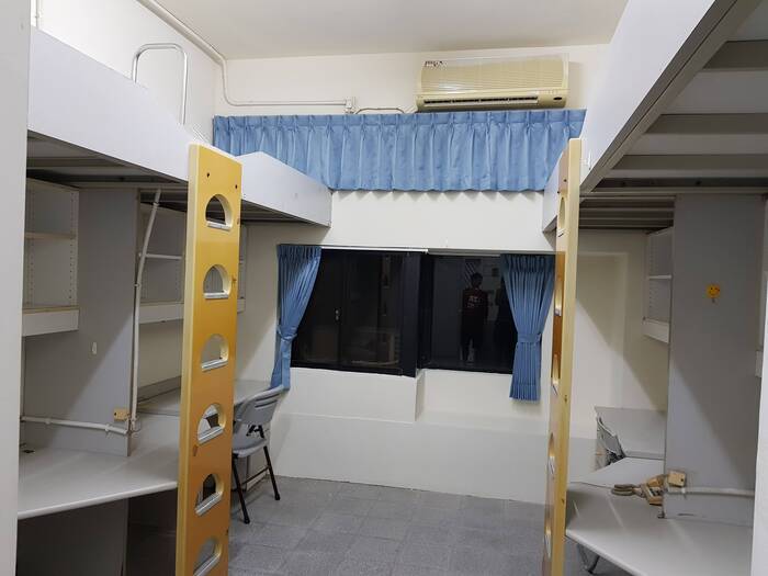 九舍四人雅房寢室內部實景，包含上床下桌的個人書桌、床俱梯子、獨立衣櫃及對外窗