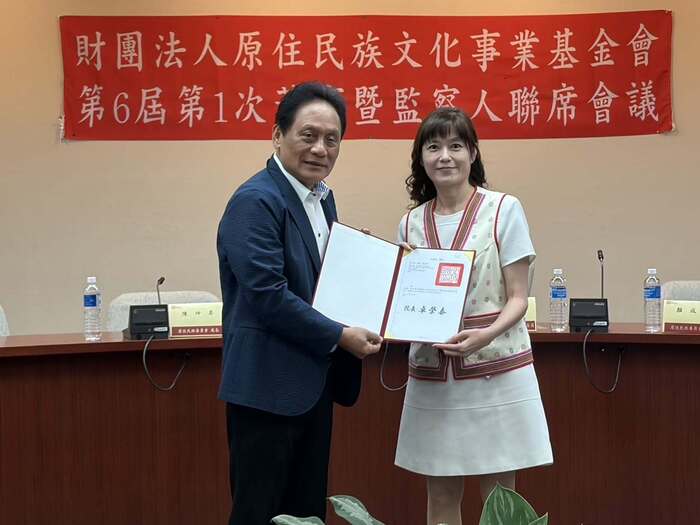 原民會主委曾智勇（排灣族，Ljaucu Zingrur）親頒聘書予怡懋‧蘇米副教授圖片